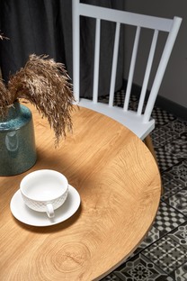 STING table, color: top - golden oak, legs - white