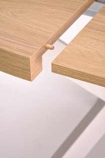 PERONI extension table, hikora oak / cashmere