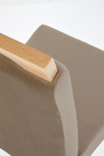CLARION chair, color: honey oak / MONOLITH 09